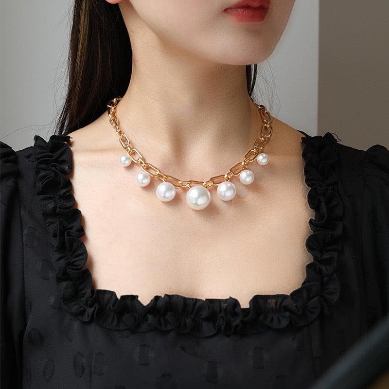 Golden Links and Pearls Necklace Detail Close-Up – Polished Gold Links and Pearls