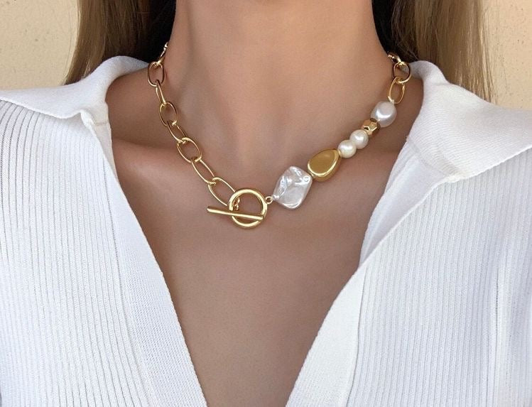 Ivory Halo Necklace Close-Up – Luminous Pearl with Sculpted Halo