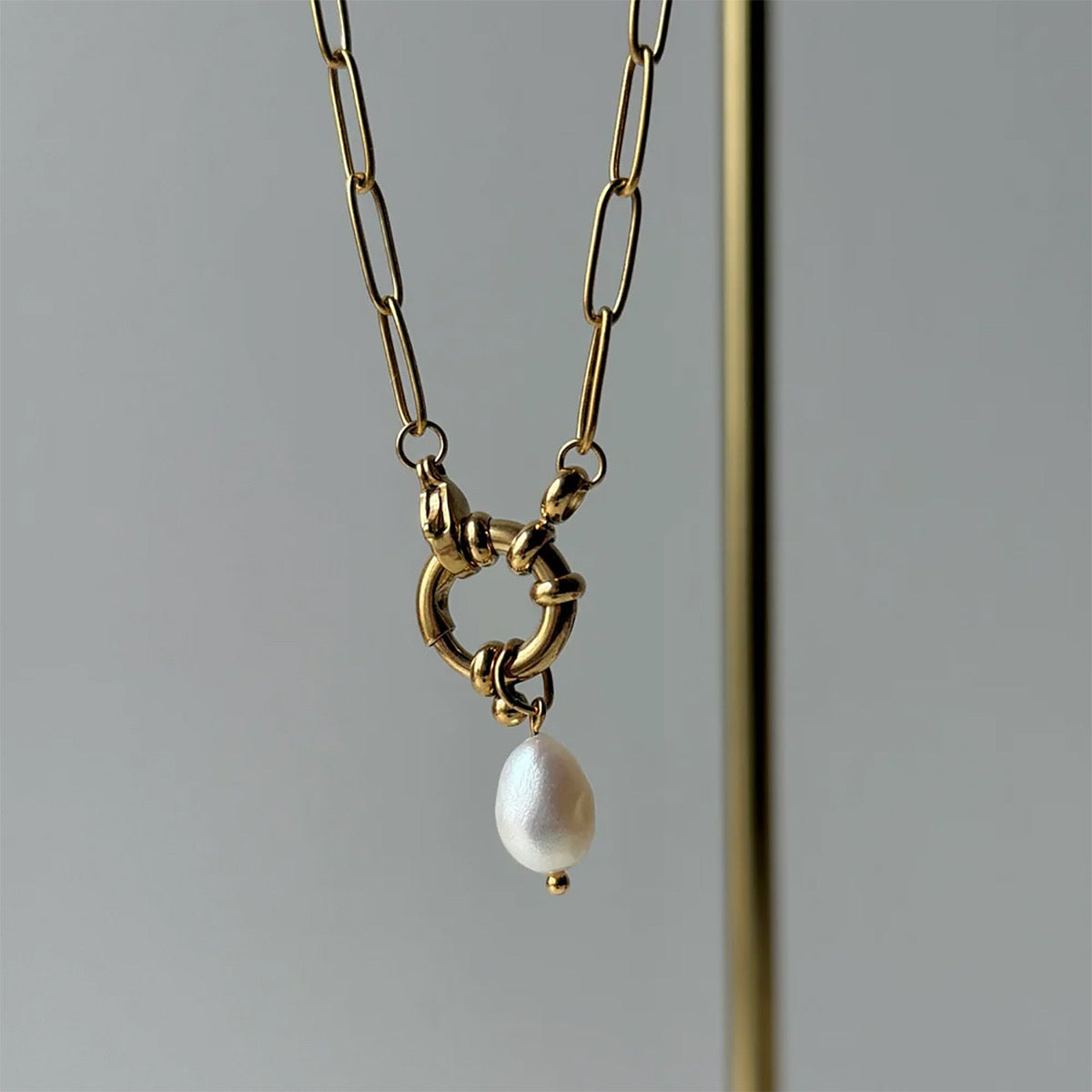 Link Pearl Drop Necklace Texture Close-Up – Radiant Pearl Drop Detail