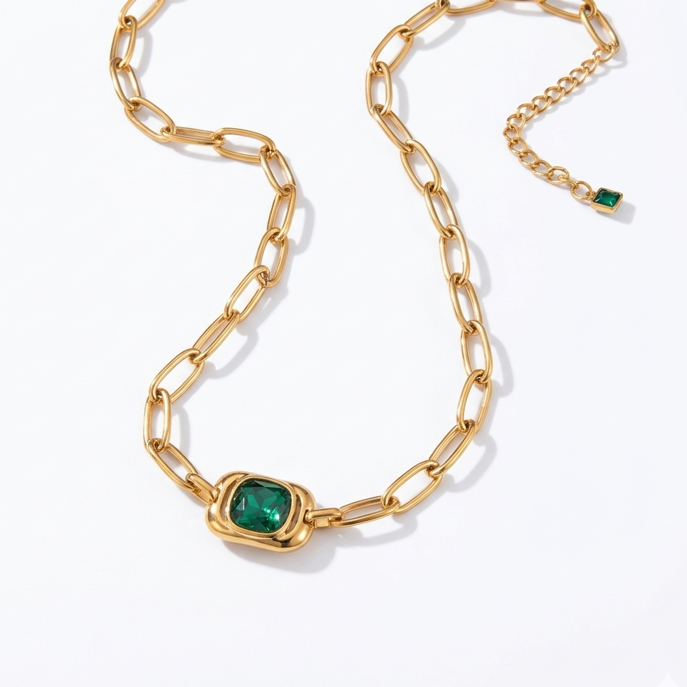 Emerald muse necklace