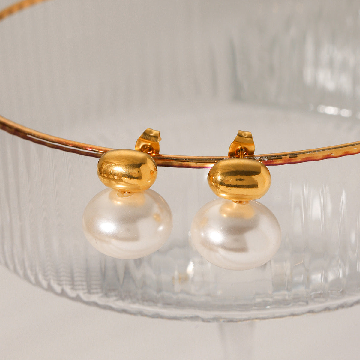 The grace pearl studs