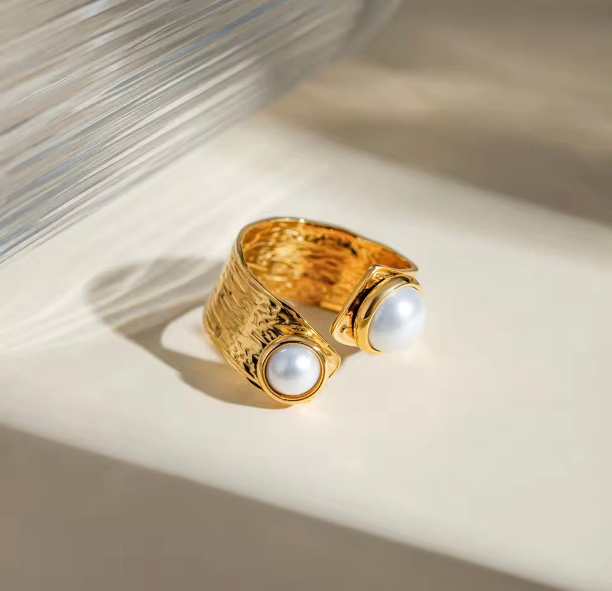 Band Pearl Classic Ring in minimal luxury design
