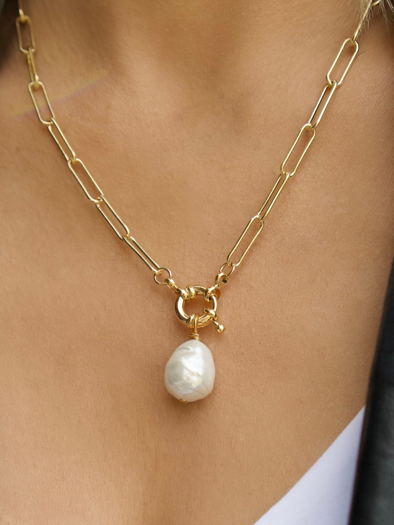 Link Pearl Drop Necklace Studio Display – Contemporary Minimalist Jewelry