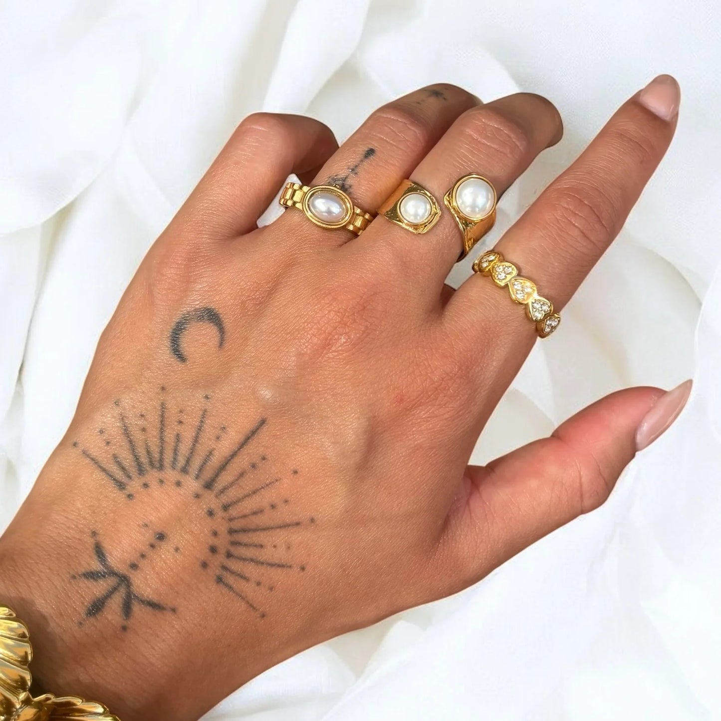 Timeless classic pearl ring with polished band